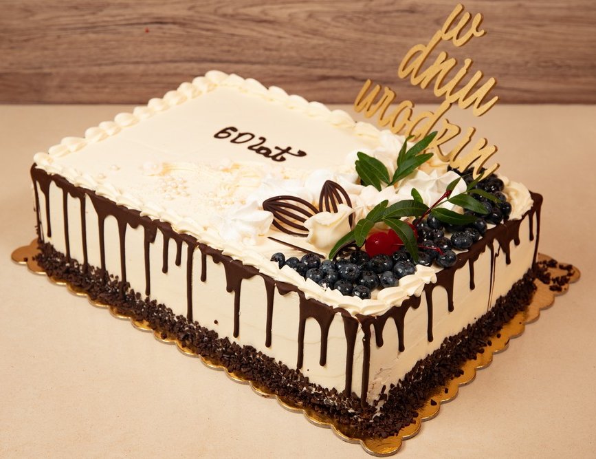 Tort biała palona czekolada – malina  z serkami mascarpone i musem malinowym